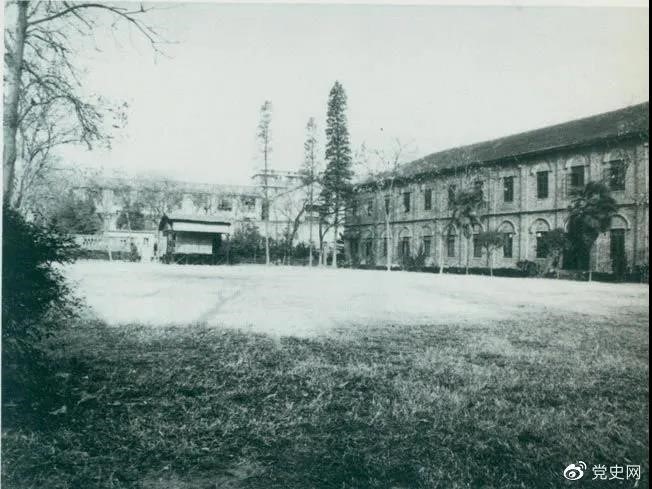 　　1927年3月18日，毛澤東出席在武昌舉行的河南武裝農(nóng)民代表大會，并作湖南農(nóng)運(yùn)狀況報告。圖為大會會場——武昌農(nóng)講所大操場。